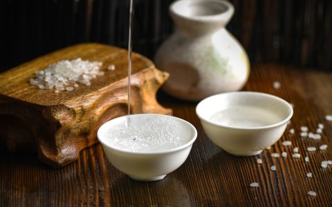 睡前饮酒有助于睡眠吗？