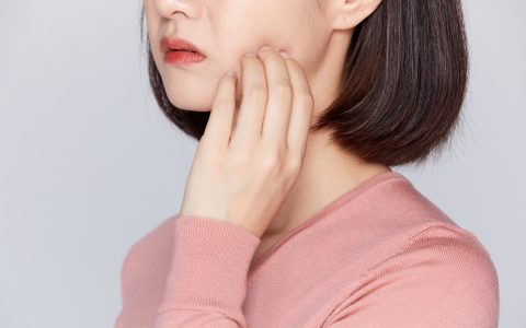 皮肤干燥可以喝水来缓解吗？