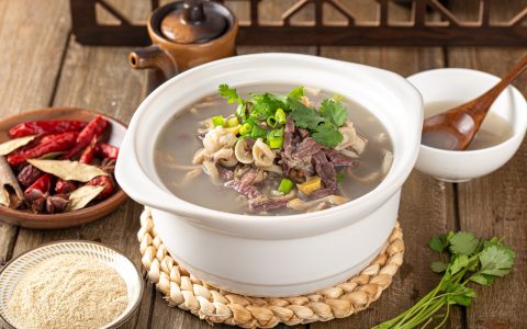 老人冬天怕冷，吃什么能补足阳气